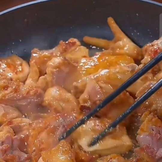 鱿鱼焖鸡煲